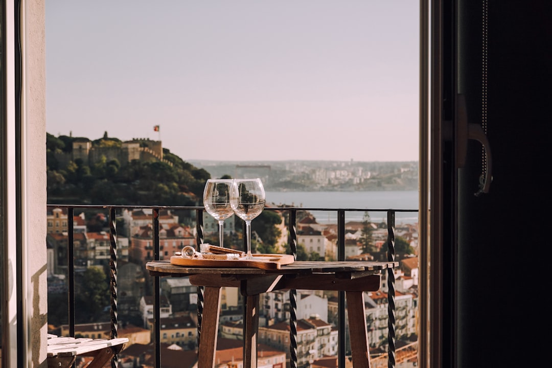 découvrez lisbonne, la capitale envoûtante du portugal, célèbre pour son riche patrimoine historique, ses quartiers pittoresques et sa délicieuse gastronomie.