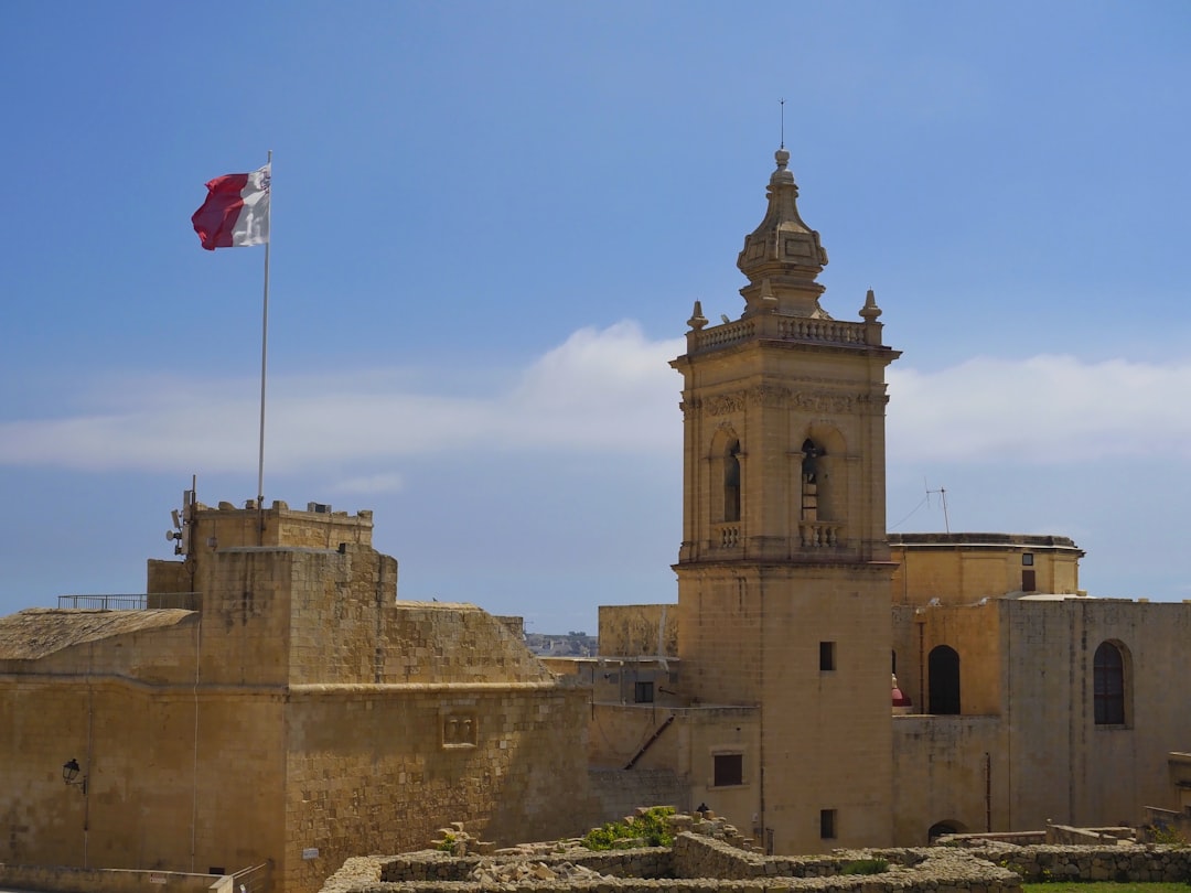 découvrez les activités incontournables à malte : plages magnifiques, sites historiques fascinants, sports nautiques excitants et une culture riche à explorer. planifiez votre aventure maltaise dès aujourd'hui !