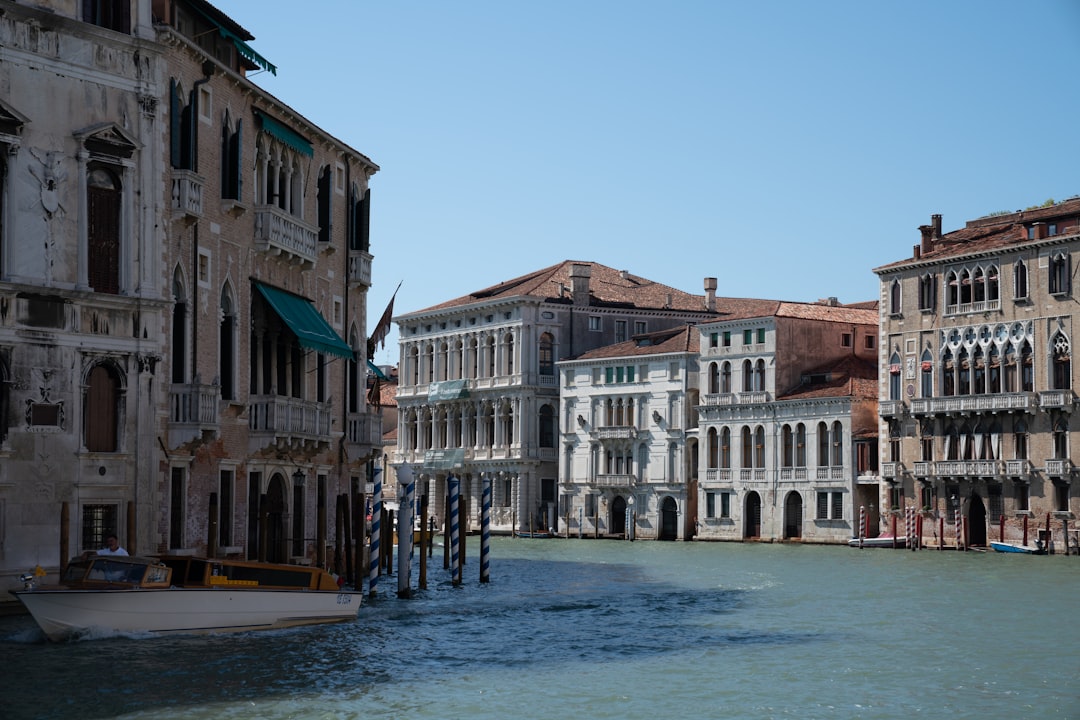 découvrez les meilleures options de parking à venise pour faciliter votre visite. informations sur les parkings proches, tarifs et conseils pratiques pour stationner en toute tranquillité.