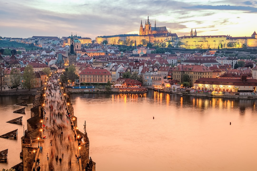 découvrez prague, la capitale envoûtante de la république tchèque, riche en histoire, architecture médiévale et culture vibrante. partez à la découverte de ses charmantes rues pavées, du célèbre pont charles et de ses monuments emblématiques.