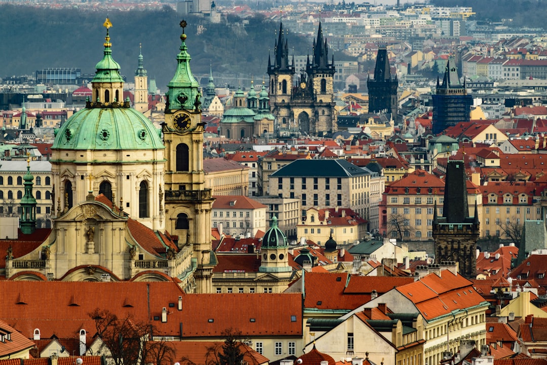 découvrez prague, la capitale historique de la république tchèque, riche en culture, architecture médiévale, et sites emblématiques à visiter pour un voyage inoubliable.