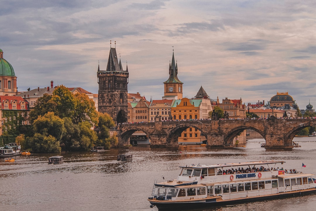 découvrez prague, la capitale magique de la république tchèque, célèbre pour son architecture médiévale, ses ruelles pittoresques et son riche patrimoine culturel.