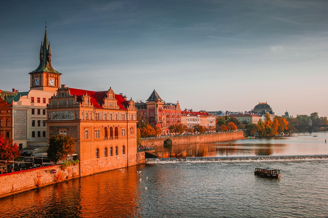 découvrez prague, la capitale magique de la république tchèque, avec ses ponts historiques, son château majestueux et son ambiance unique qui mêle histoire, culture et modernité.