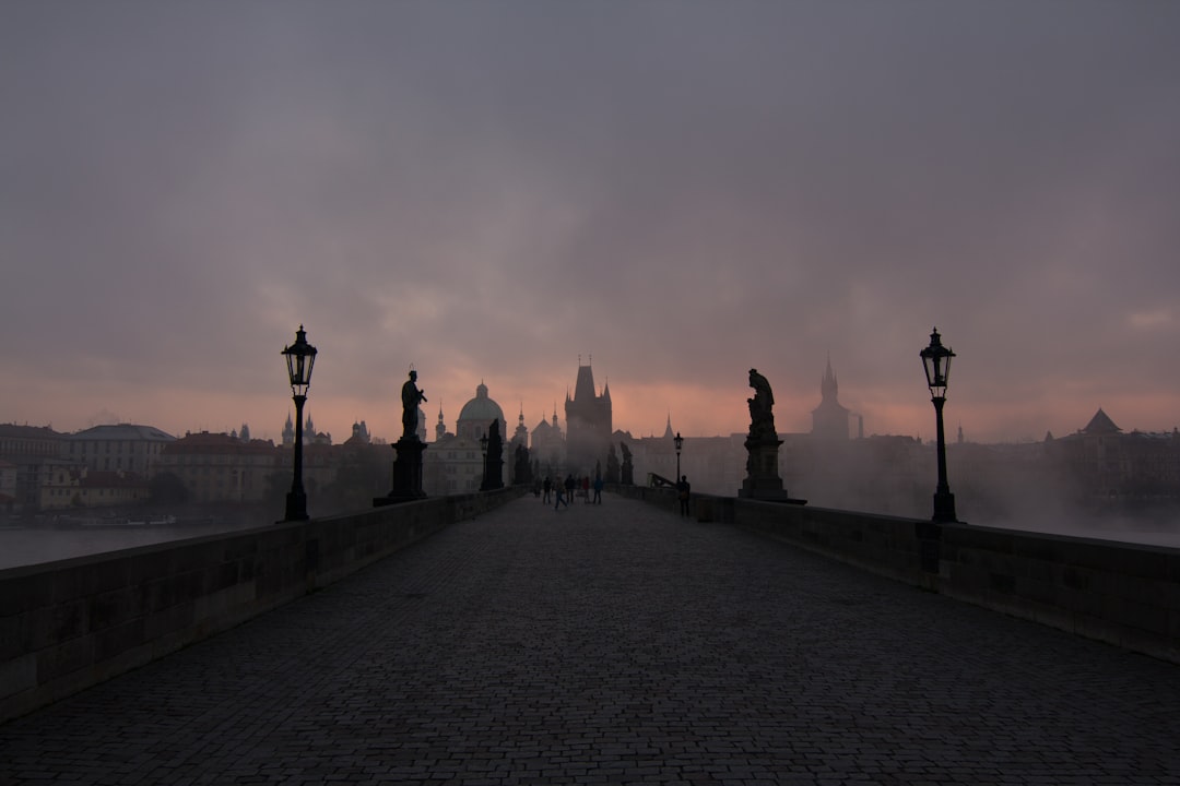 découvrez prague, la capitale enchanteuse de la république tchèque, riche en histoire, culture et architecture médiévale. explorez ses ruelles pittoresques, ses monuments emblématiques et profitez d'une ambiance unique alliant tradition et modernité.