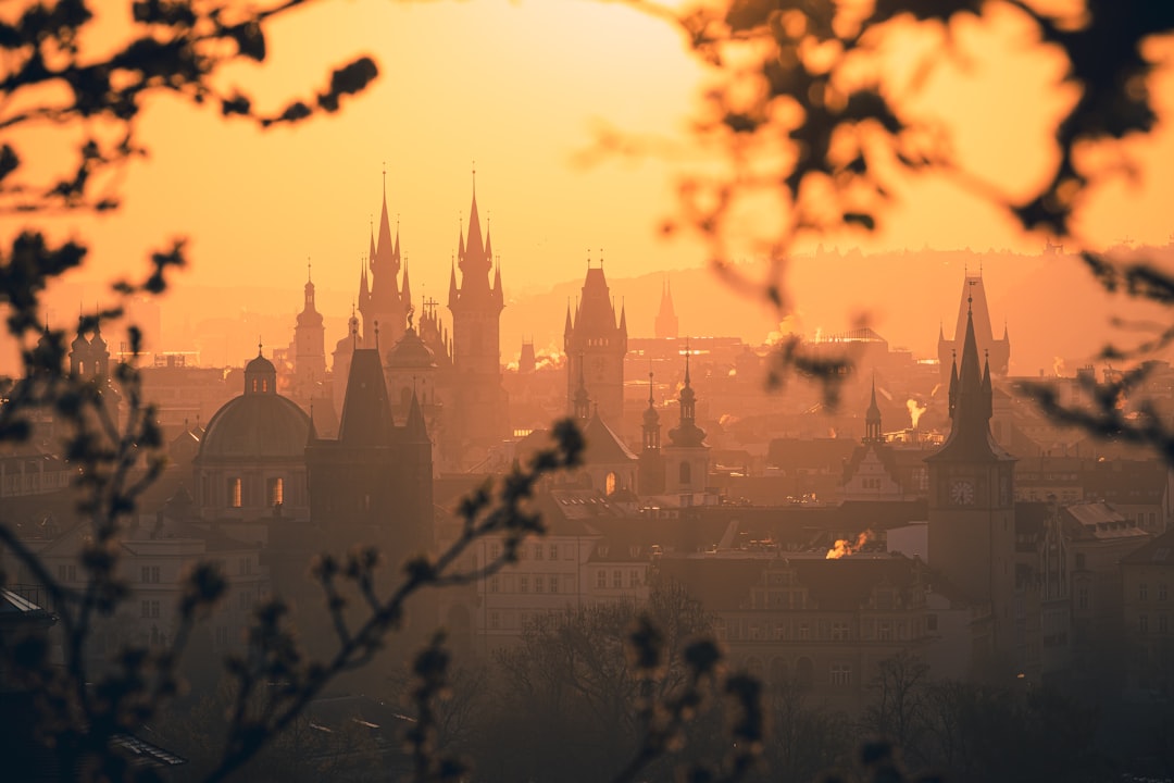 découvrez prague, la charmante capitale de la république tchèque, riche en histoire, architecture gothique et ambiance romantique.