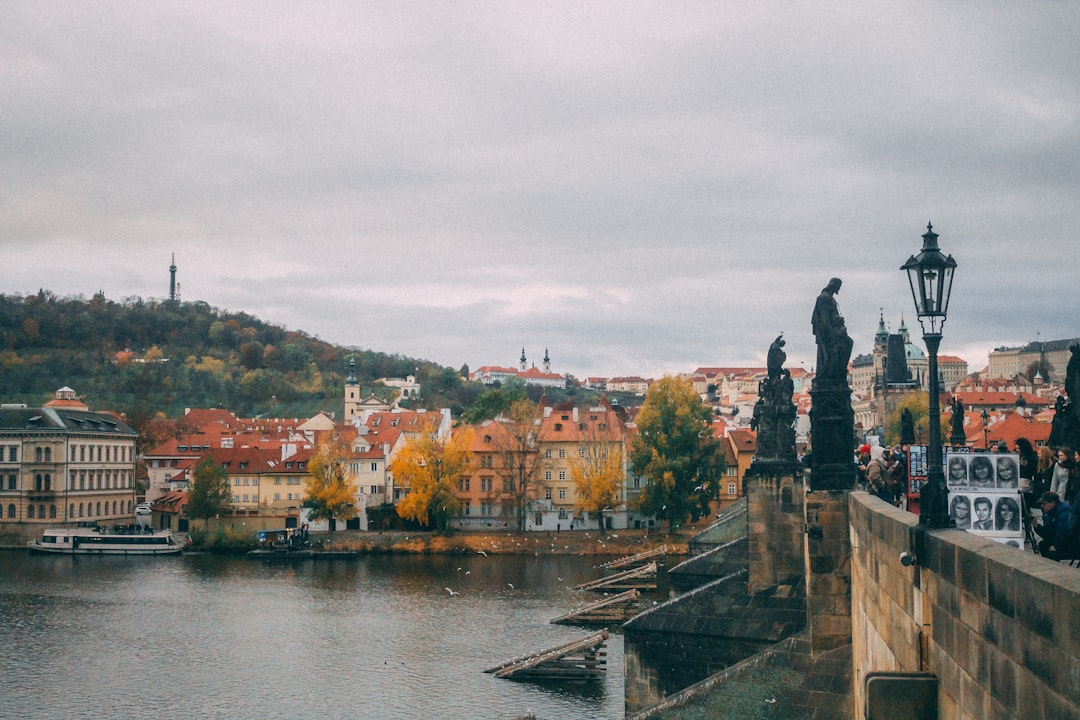 découvrez notre guide complet pour un week-end à prague : conseils, incontournables et astuces pour profiter pleinement de la capitale tchèque.