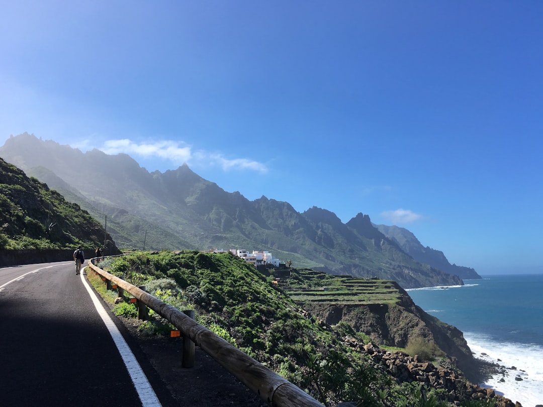 découvrez tenerife en février : climat agréable, festivals animés et paysages volcaniques spectaculaires pour des vacances inoubliables.
