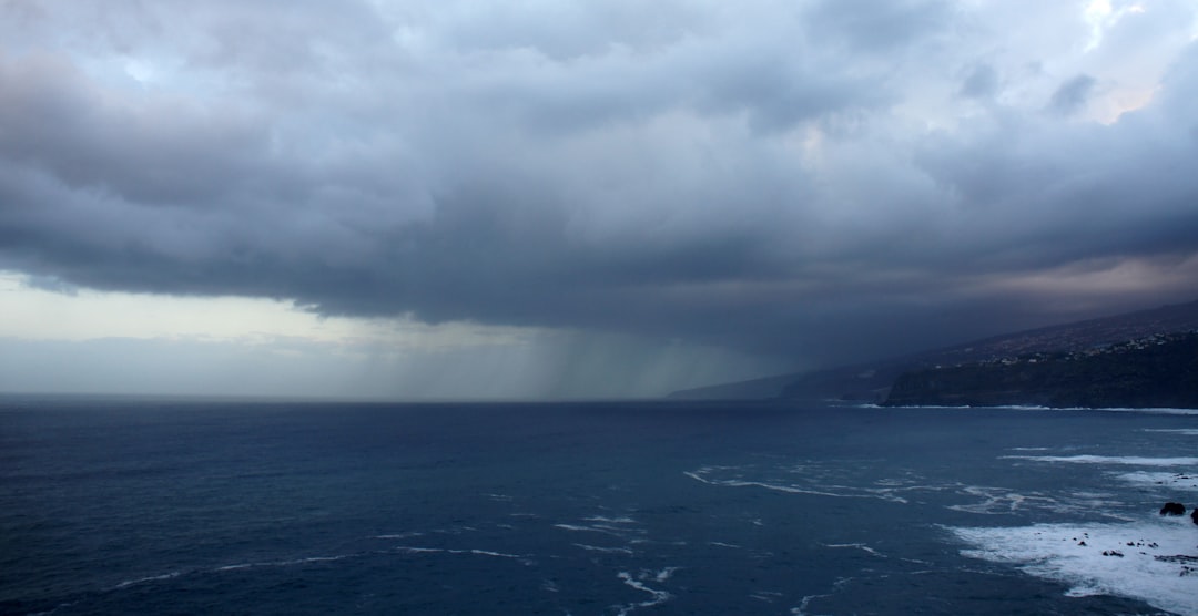 découvrez tenerife en février : climat agréable, festivals uniques et paysages à couper le souffle pour des vacances inoubliables.