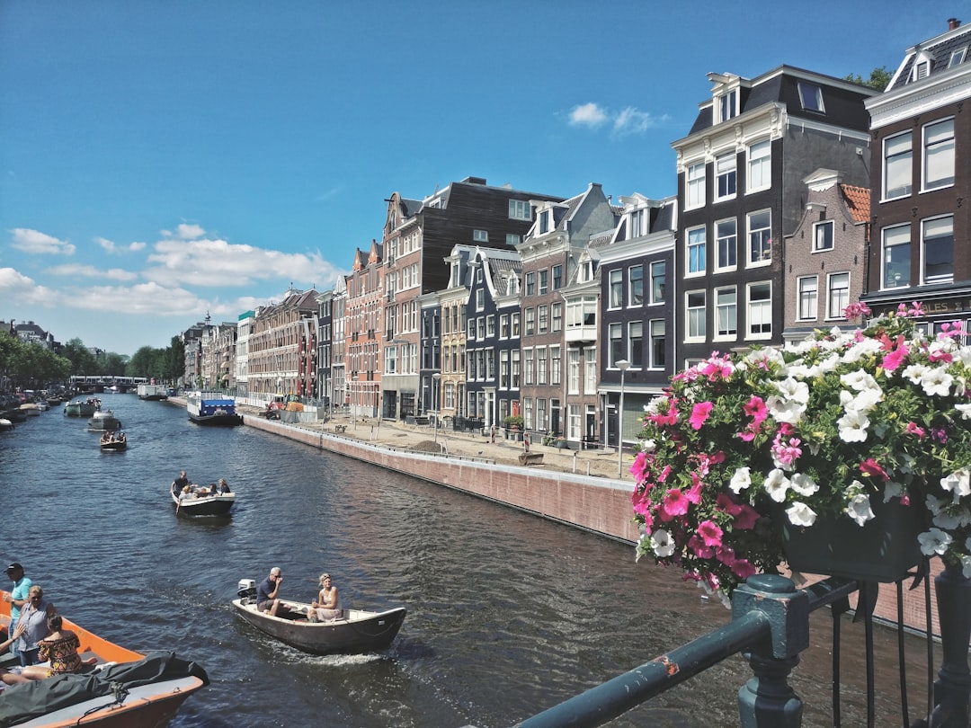 découvrez amsterdam avec l'amsterdam pass : accès illimité aux musées, attractions, transports et réductions exclusives pour un séjour inoubliable.