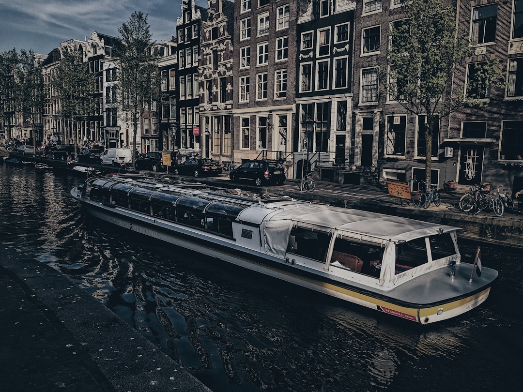 découvrez l'amsterdam pass : accédez facilement aux principales attractions d'amsterdam, profitez de visites guidées, transports gratuits et réductions exclusives pour un séjour inoubliable.