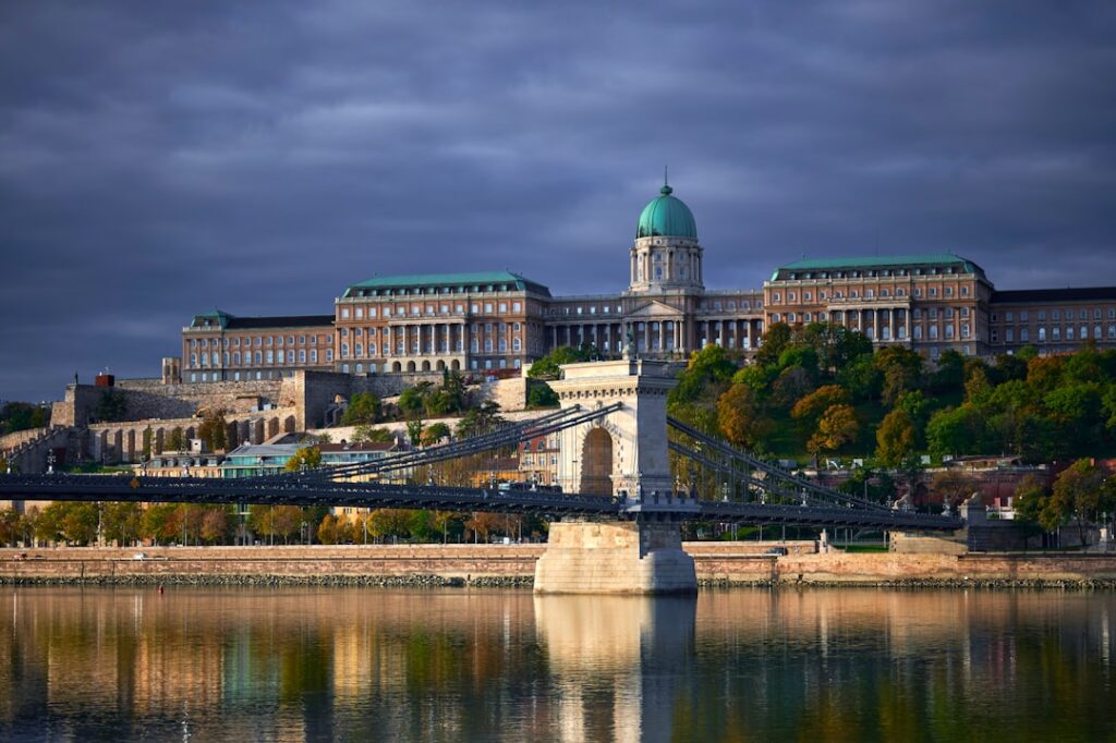 découvrez le buda castle, un site historique emblématique de budapest, alliant architecture médiévale et panoramas spectaculaires sur le danube.