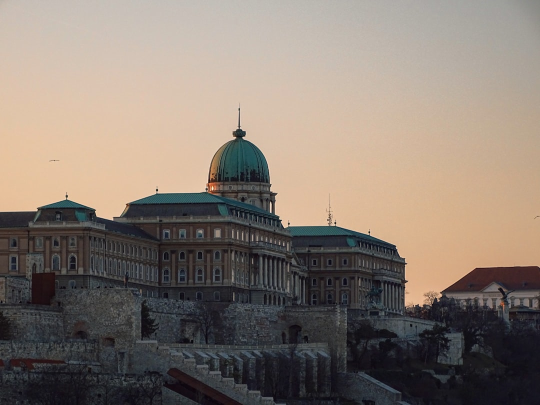 découvrez le château de buda, joyau historique de budapest, offrant une vue imprenable sur la ville et une richesse architecturale fascinante.