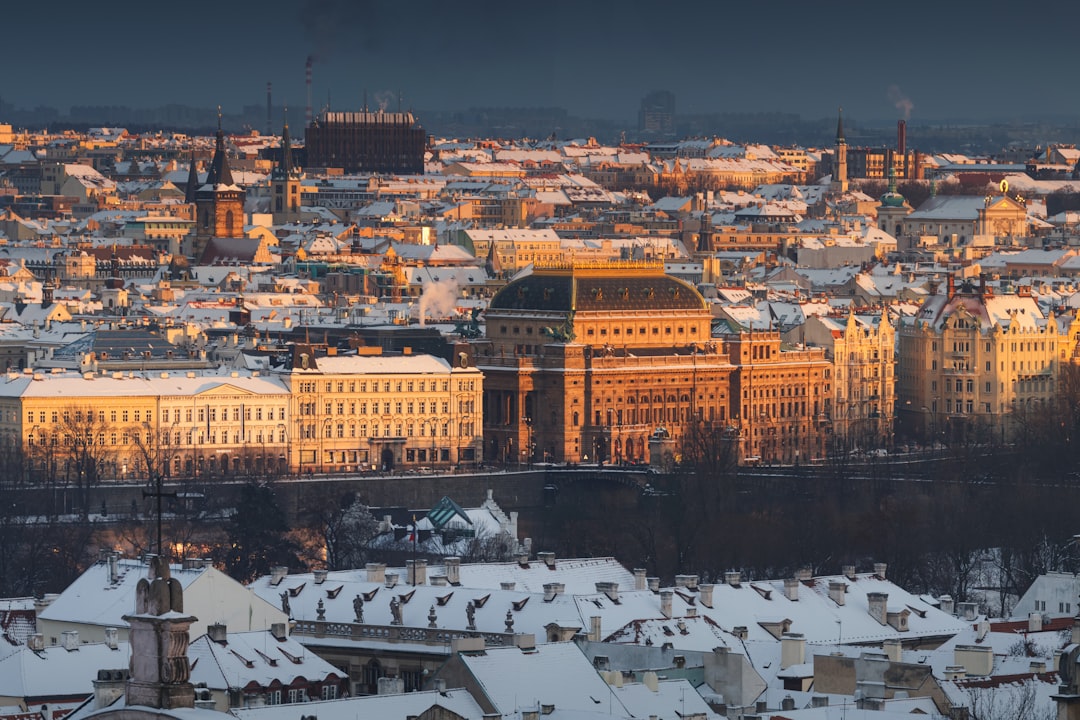 découvrez prague en hiver : paysages féeriques, marchés de noël traditionnels et atmosphère enchantée pour un séjour inoubliable.
