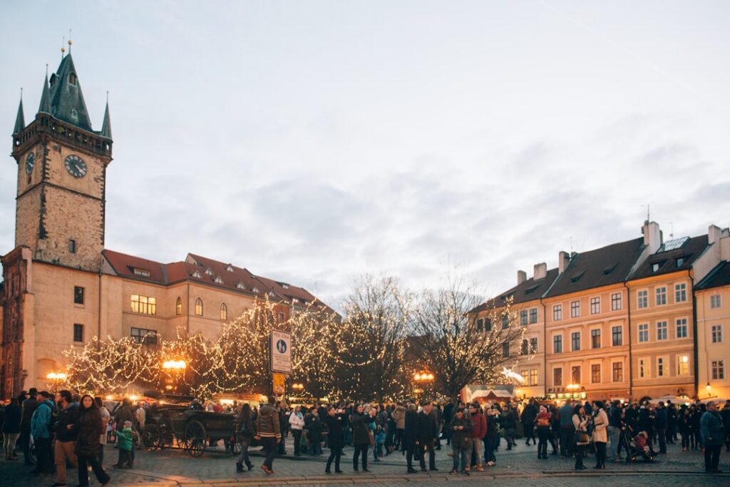 découvrez prague en hiver : paysages féériques, marchés de noël, ambiance chaleureuse et activités hivernales au cœur de la capitale tchèque.