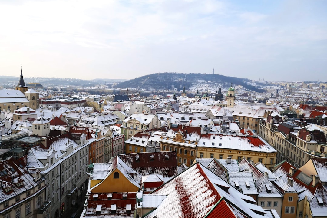 découvrez prague en hiver : ses paysages féériques, ses marchés de noël traditionnels et son ambiance chaleureuse au cœur de la capitale tchèque.