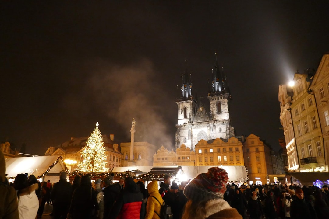 découvrez prague en hiver : paysages féeriques, marchés de noël charmants, et ambiance magique pour un séjour inoubliable.