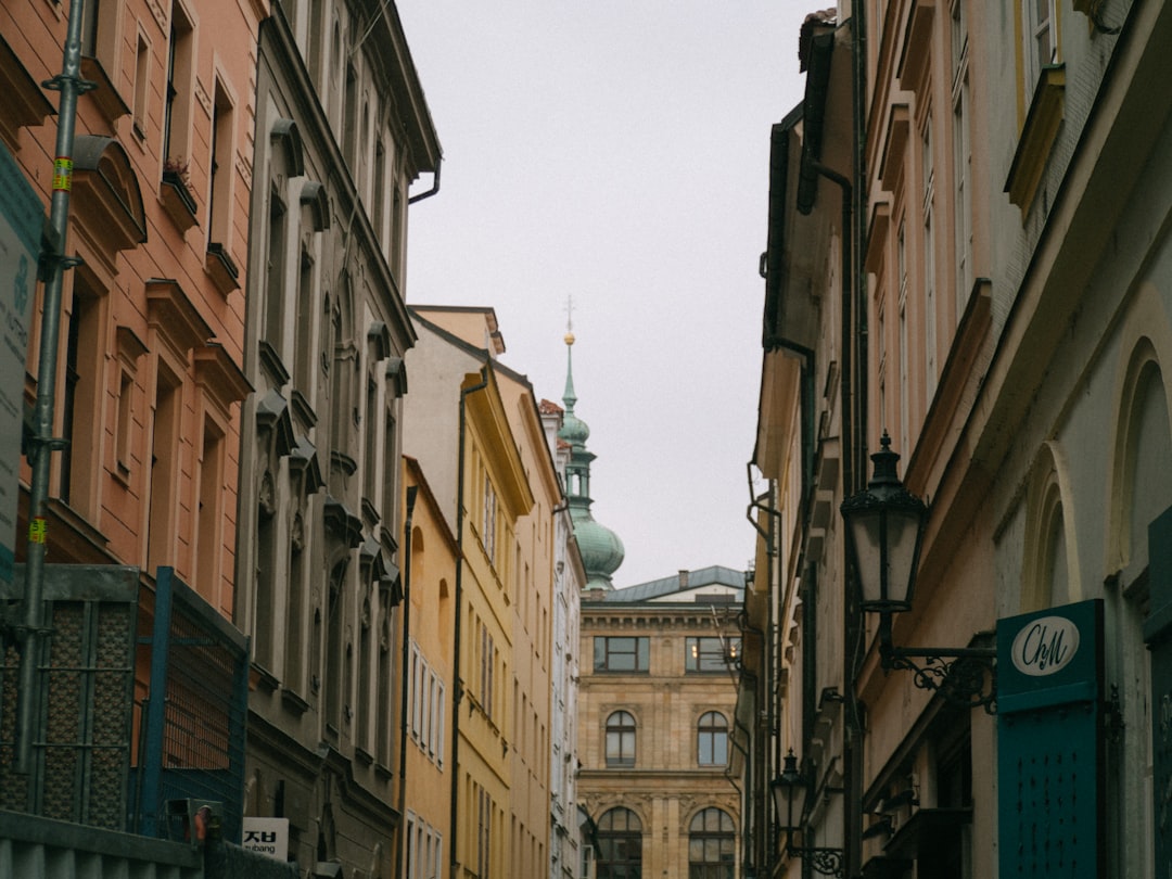 découvrez prague en hiver : marchés de noël féeriques, paysages enneigés pittoresques et ambiance chaleureuse au cœur de la capitale tchèque.