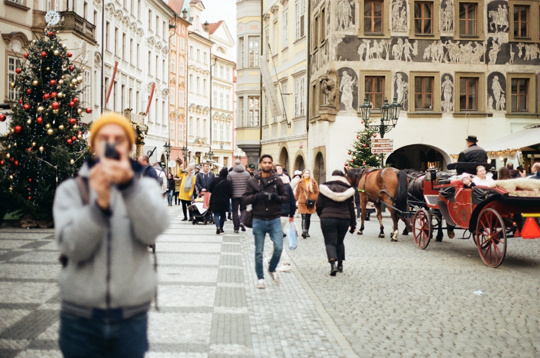découvrez prague en hiver : paysages enchanteurs, marchés de noël féeriques et ambiance chaleureuse au cœur de la capitale tchèque.