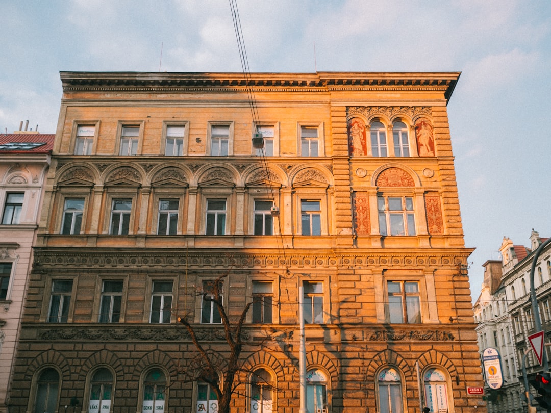découvrez la magie de prague en hiver : paysages enneigés, marchés de noël traditionnels et ambiance féerique dans la capitale tchèque.