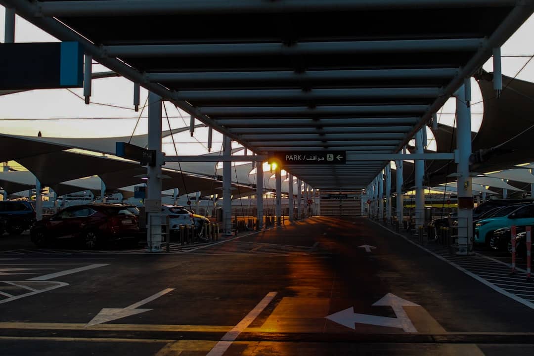 découvrez nos solutions de parking à l'aéroport pratiques, sécurisées et économiques pour un départ tranquille et sans stress.