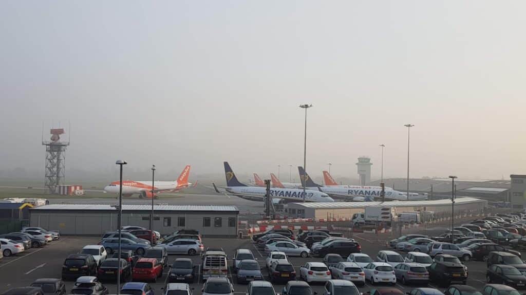 découvrez nos services de parking aéroportuaire sécurisés et pratiques, à proximité immédiate des terminaux, pour un voyage en toute sérénité.