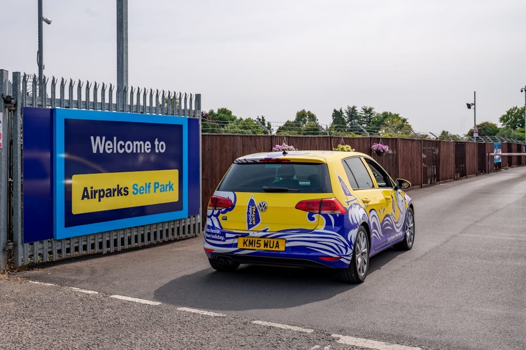 découvrez nos solutions de parking à l'aéroport, sécurisées et pratiques, pour un départ en toute sérénité. réservez votre place en ligne dès maintenant !