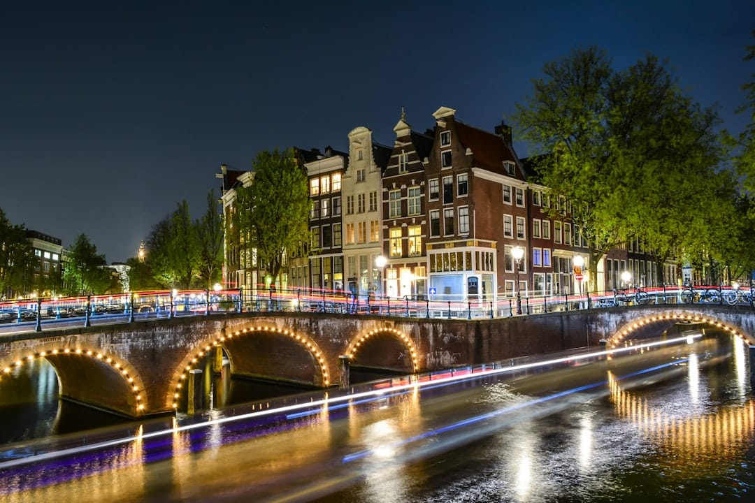 découvrez les incontournables d'amsterdam : ses canaux pittoresques, musées célèbres et quartiers animés pour une expérience inoubliable.