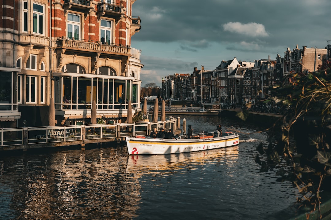 découvrez les incontournables d'amsterdam : canaux pittoresques, musées renommés et quartiers historiques à explorer.
