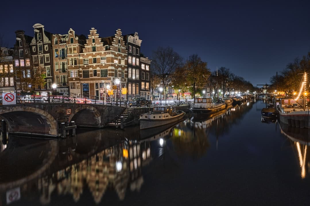 découvrez les incontournables d'amsterdam : musées, canaux, quartiers pittoresques et bien plus pour une visite inoubliable.
