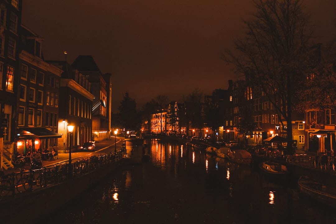 découvrez les incontournables d'amsterdam : musées, canaux, quartiers charmants et attractions culturelles à ne pas manquer.