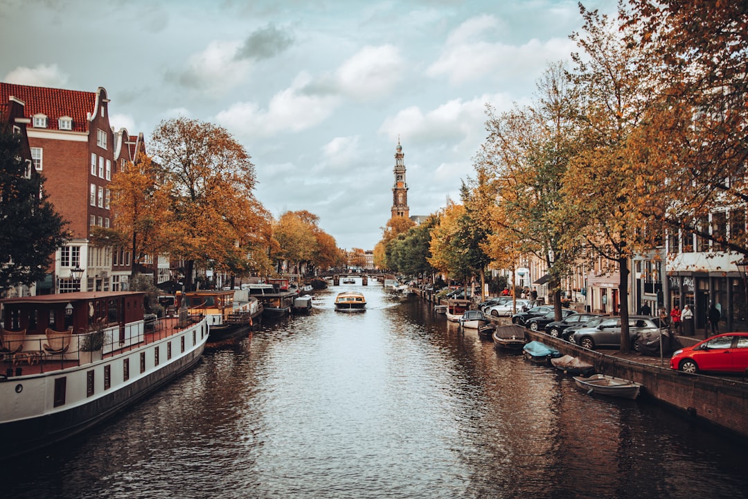 découvrez les incontournables d'amsterdam : canaux pittoresques, musées renommés, quartiers animés et culture unique à explorer lors de votre visite.