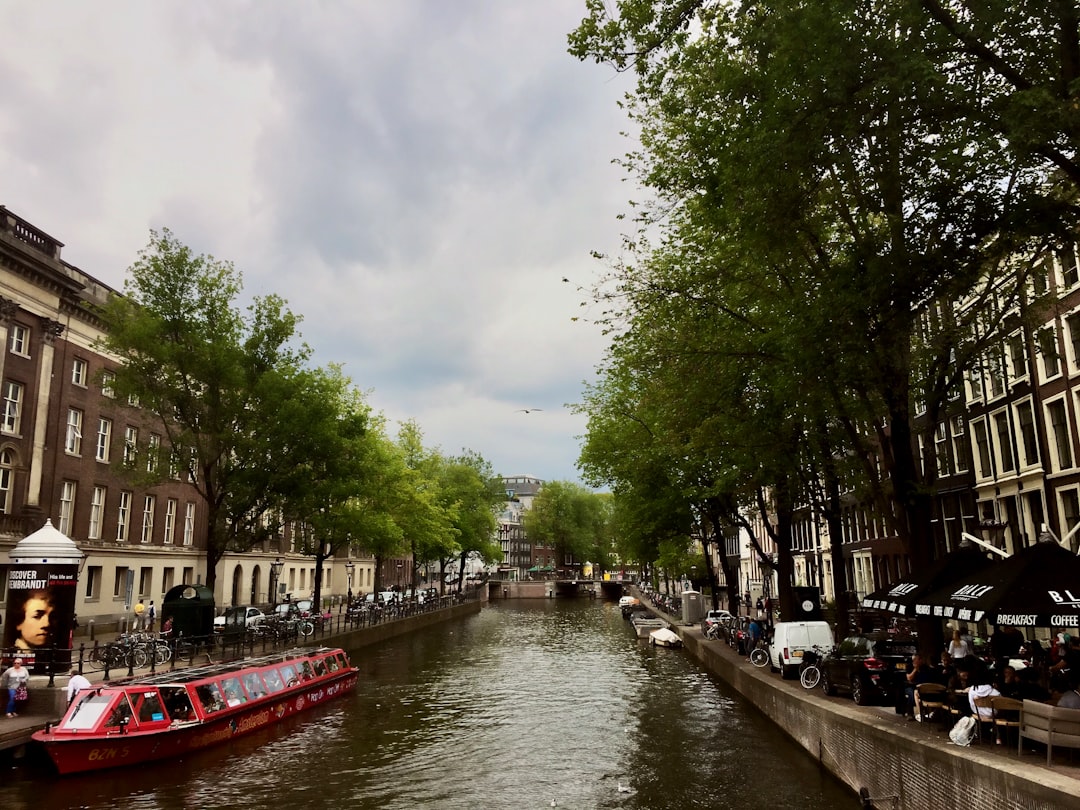 découvrez les incontournables d'amsterdam : musées célèbres, canaux pittoresques, quartiers historiques et attractions à ne pas manquer pour un séjour mémorable.