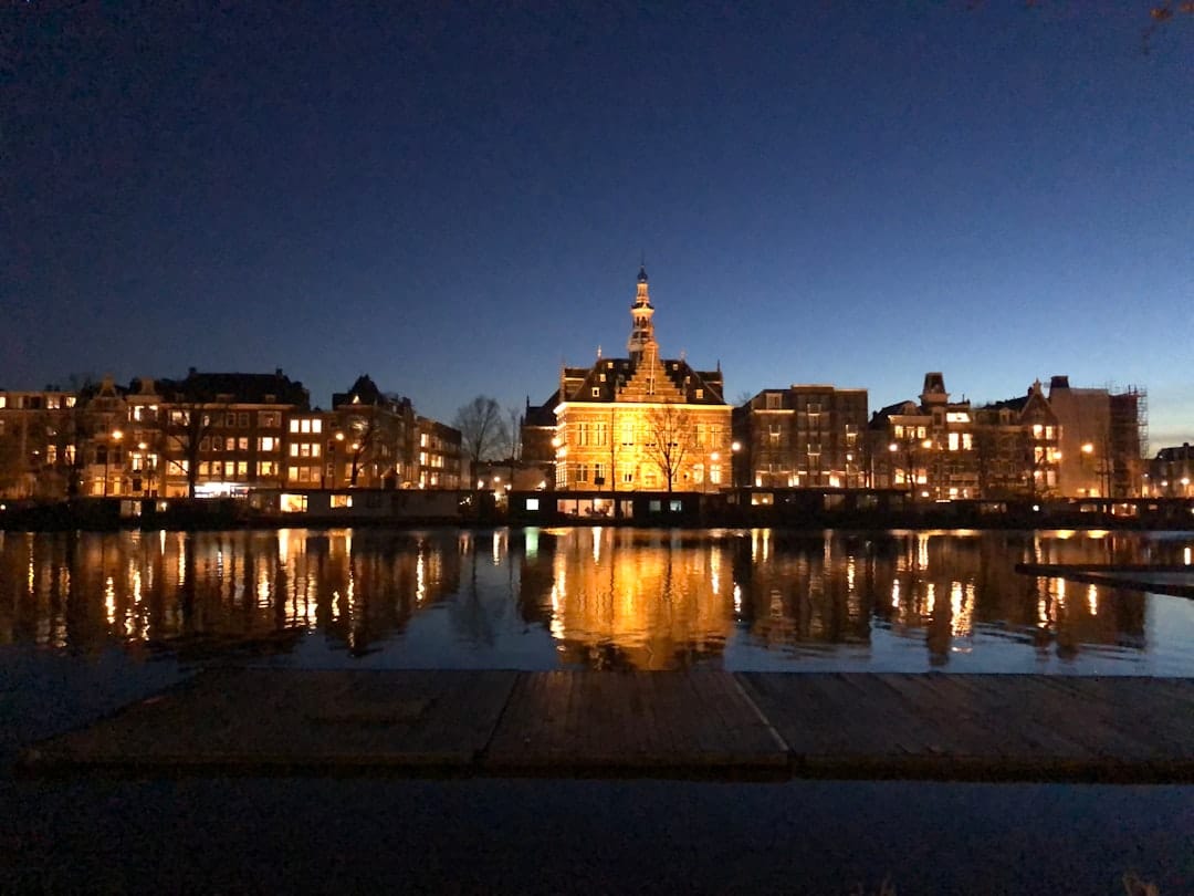 découvrez amsterdam en octobre : profitez des couleurs automnales, des festivals culturels et d'une atmosphère unique dans cette ville dynamique.