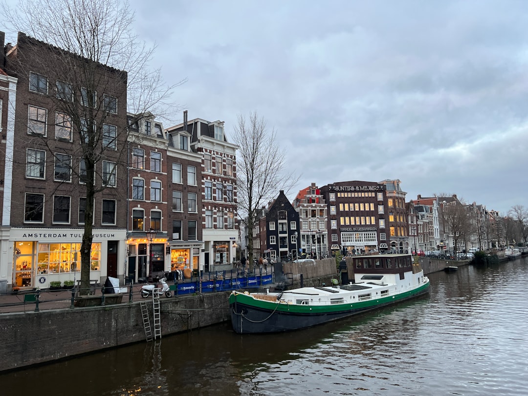 découvrez amsterdam en octobre : météo, événements, activités à ne pas manquer et conseils pour profiter pleinement de la capitale néerlandaise durant l'automne.
