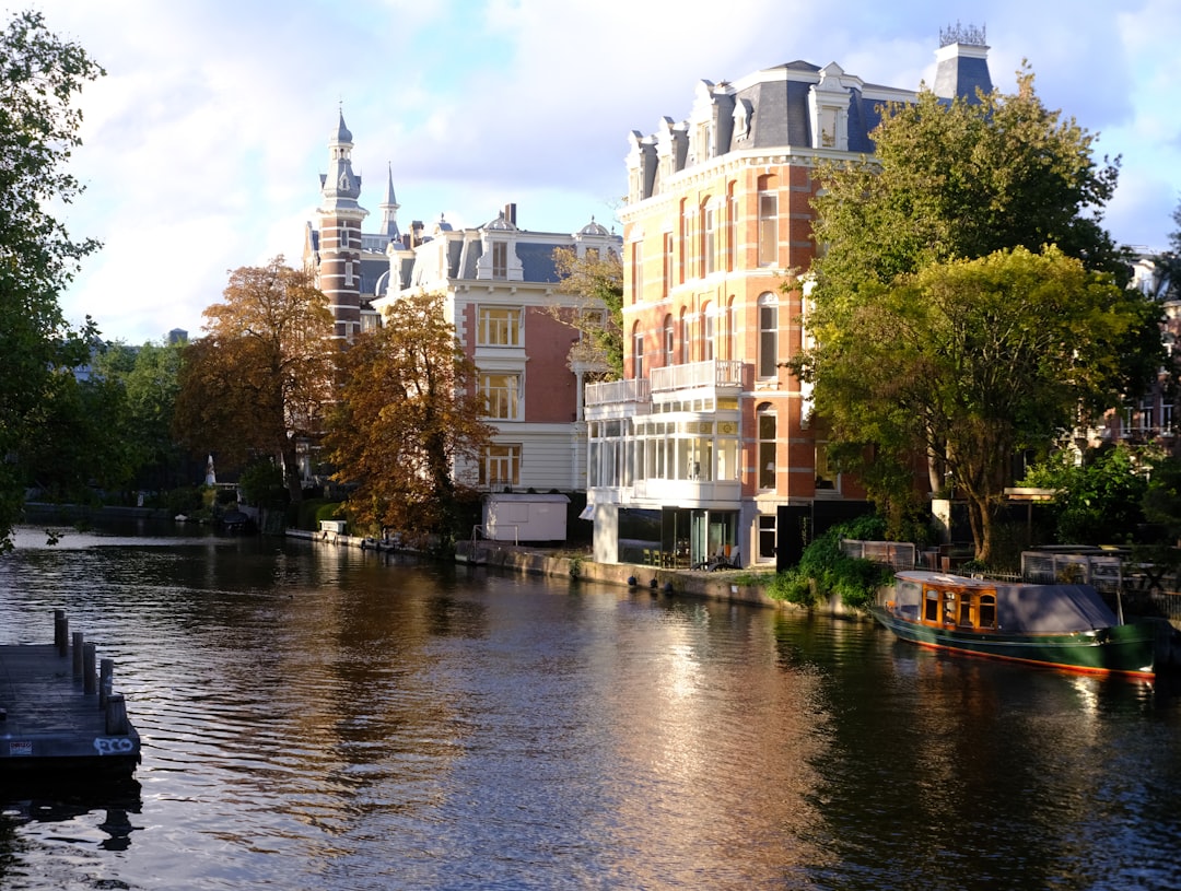 découvrez amsterdam en octobre : profitez des couleurs d'automne, des événements culturels uniques et des promenades paisibles le long des canaux.
