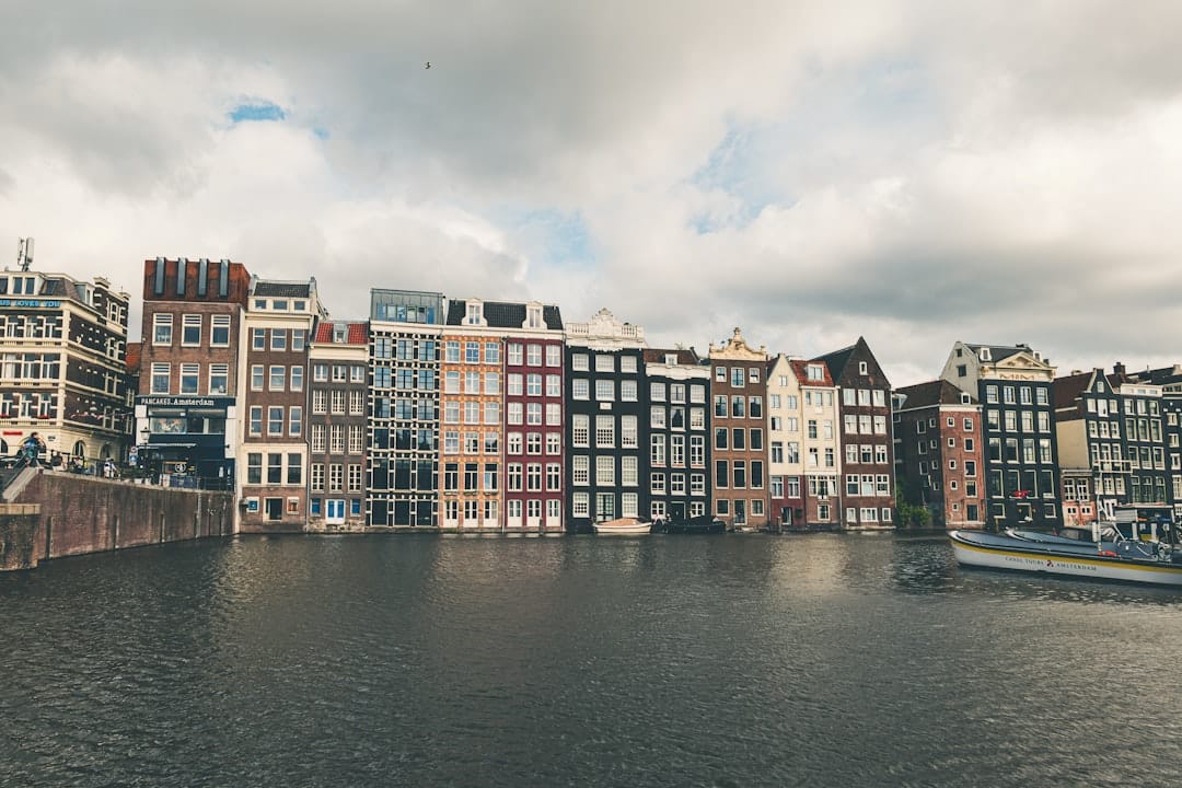 découvrez amsterdam en octobre : profitez des couleurs automnales, des festivals culturels et d'une ambiance unique dans la capitale néerlandaise.