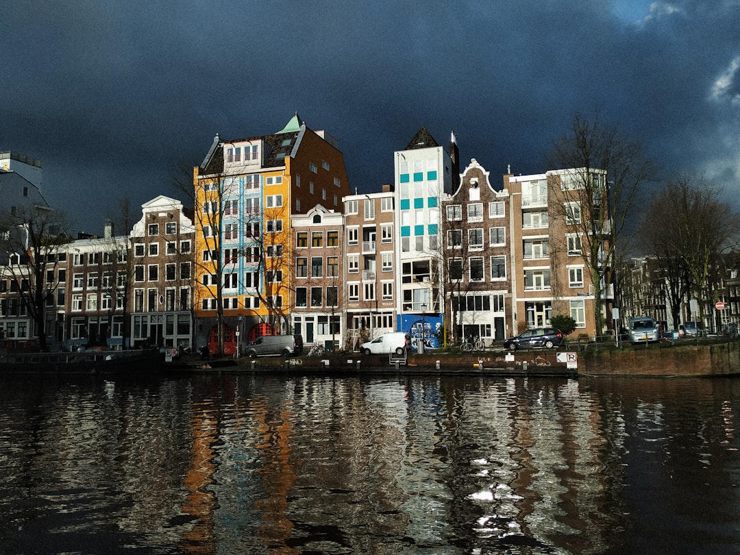 découvrez amsterdam en octobre : météo idéale, événements culturels, et conseils pour profiter pleinement de la ville pendant l'automne.