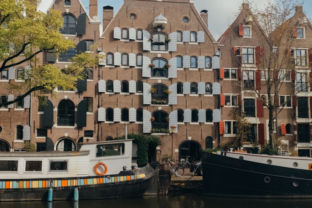 découvrez amsterdam en octobre : un mois idéal pour profiter des couleurs d'automne, des festivals culturels et d'une ambiance unique dans cette ville dynamique.