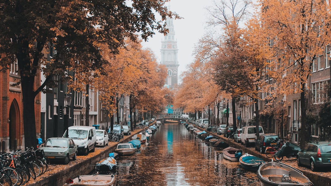 découvrez amsterdam en octobre : profitez des couleurs automnales, des festivals culturels et des activités uniques que cette saison offre dans la capitale néerlandaise.
