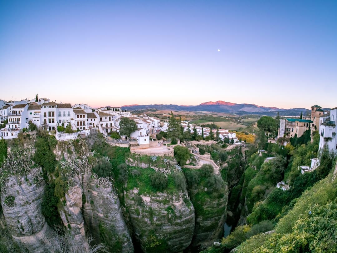 découvrez l'andalousie, région emblématique du sud de l'espagne, riche en histoire, culture, paysages magnifiques et traditions vibrantes.