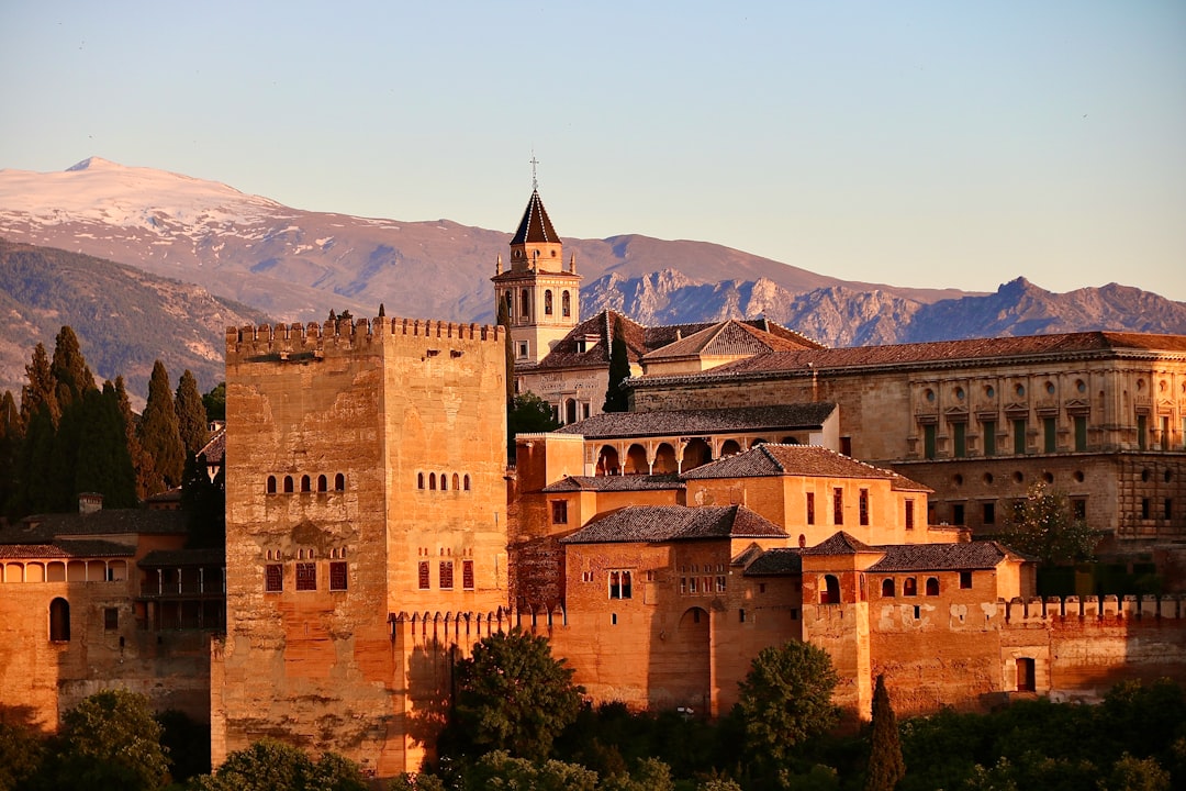 découvrez l'andalousie, une région riche en histoire, culture, et paysages époustouflants, entre mer, montagne et villes emblématiques comme séville, grenade et cordoue.