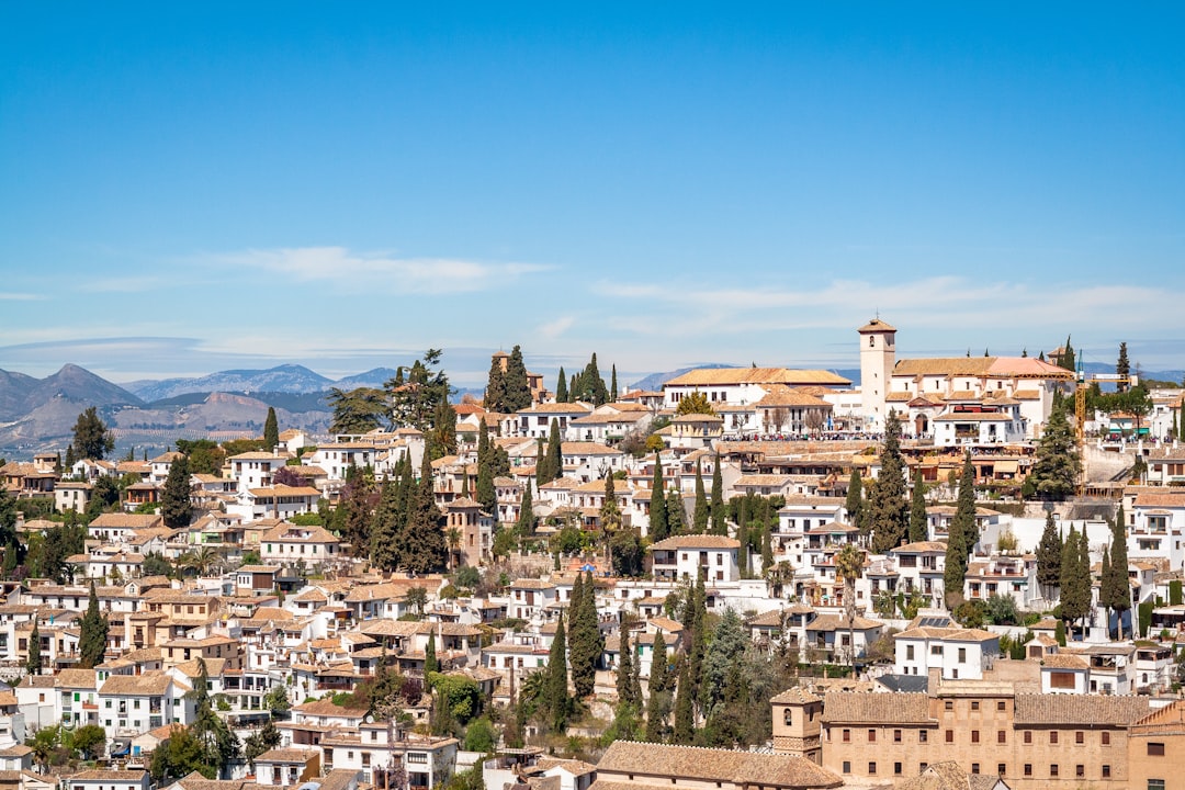 découvrez l'andalousie, une région espagnole riche en histoire, culture, et paysages magnifiques entre mer et montagnes.