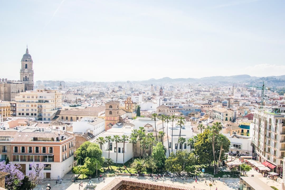 découvrez l'andalousie, une région riche en culture, histoire et paysages magnifiques, entre plages, montagnes et villes emblématiques comme séville, grenade et cordoue.