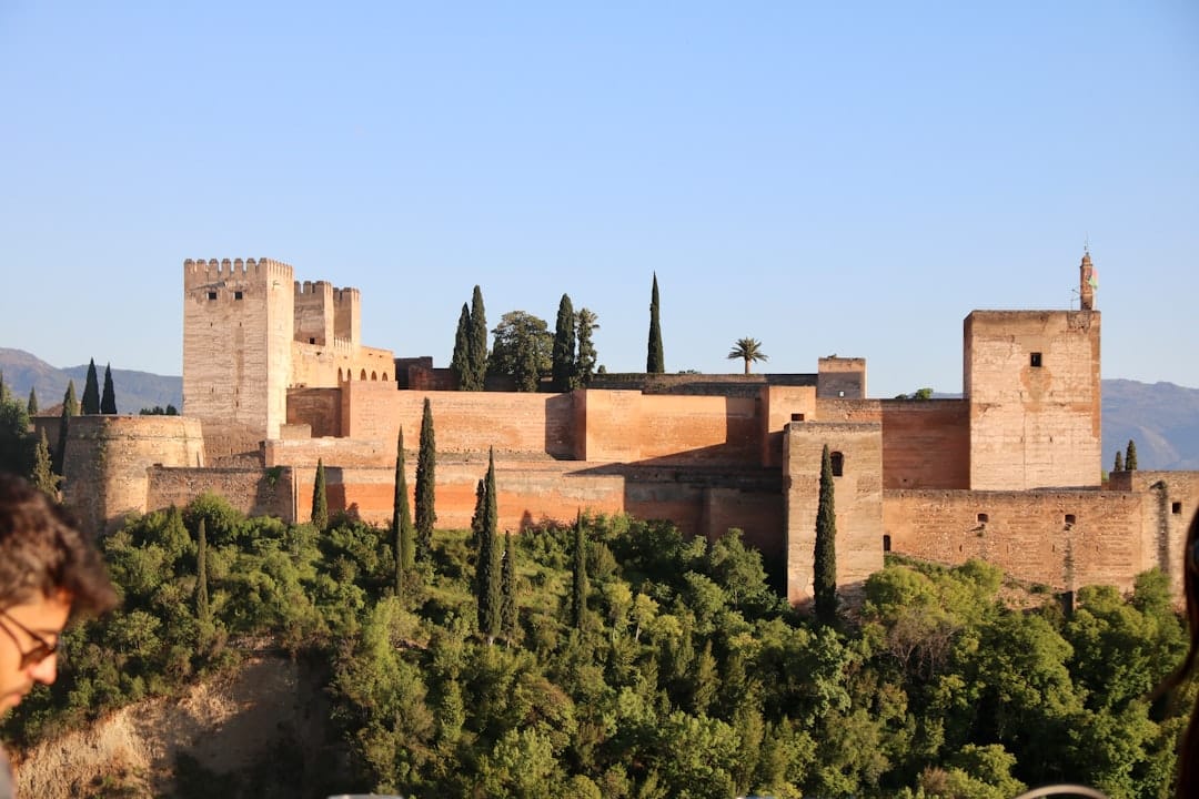 découvrez l'andalousie, une région vibrante d'espagne riche en culture, histoire, paysages magnifiques et traditions envoûtantes.
