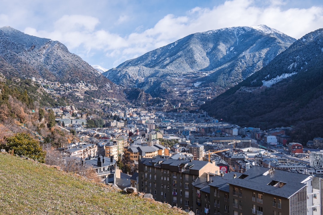découvrez andorre, un paradis niché dans les pyrénées, parfait pour les amoureux de la nature, le shopping détaxé et les sports d'hiver.