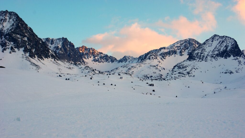 découvrez andorre, un petit pays niché dans les pyrénées, offrant des paysages magnifiques, des stations de ski de classe mondiale et une riche culture locale.