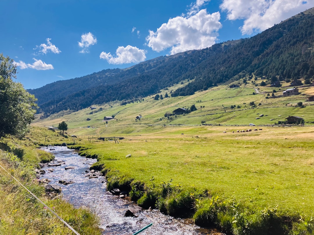 découvrez andorre, une petite principauté nichée entre la france et l'espagne, célèbre pour ses paysages montagneux, ses stations de ski et son shopping hors taxes.