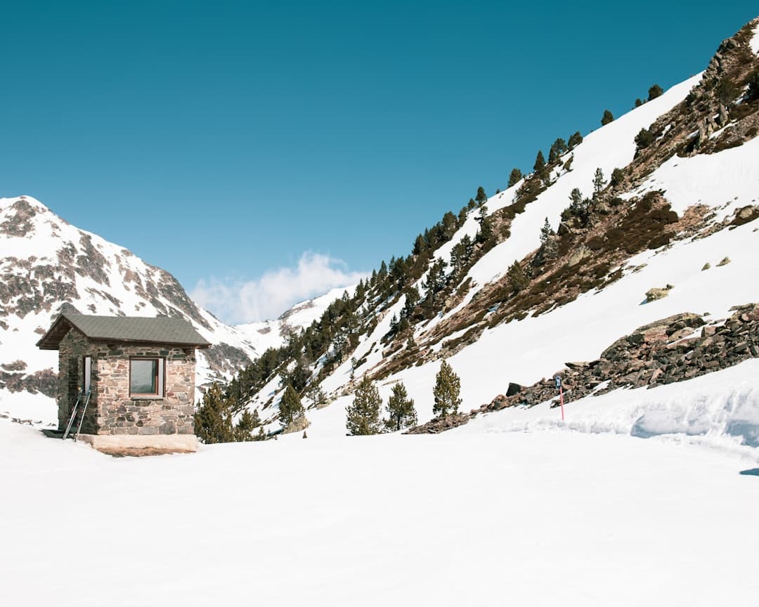 découvrez andorre, un petit pays niché entre la france et l'espagne, réputé pour ses montagnes pittoresques, ses stations de ski, son shopping hors taxes et son riche patrimoine culturel.