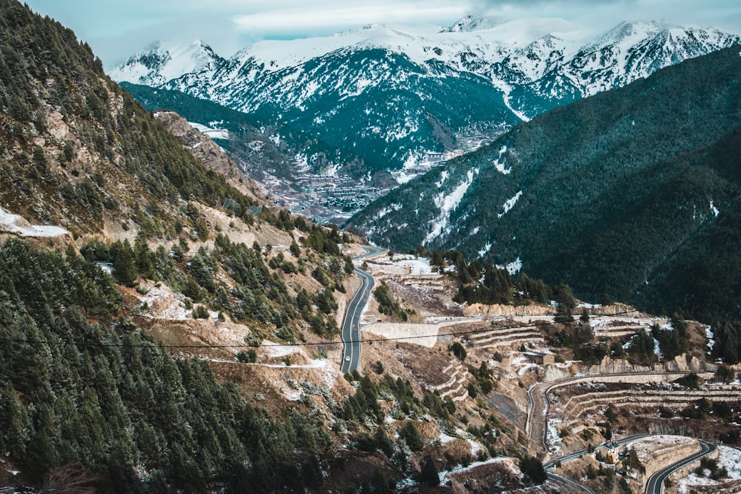 découvrez andorre, un petit paradis montagneux entre la france et l'espagne, réputé pour ses stations de ski, ses paysages naturels préservés et son ambiance chaleureuse.