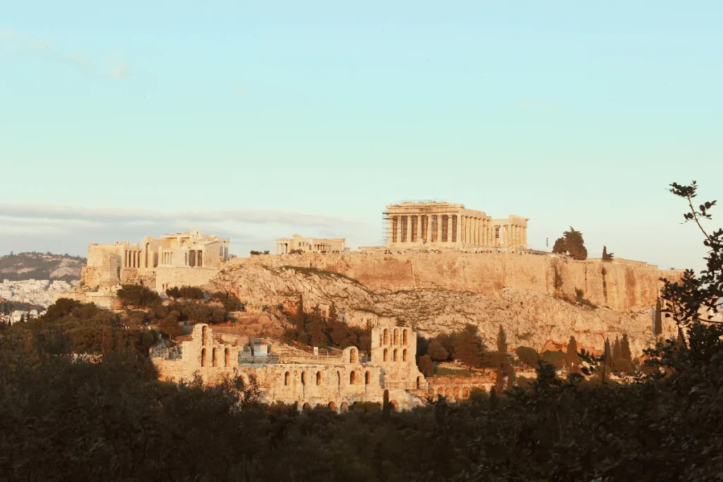 Découvrez le pass Athènes : votre clé pour explorer la capitale grecque The iconic Acropolis of Athens, a UNESCO World Heritage Site, bathed in warm sunset light.